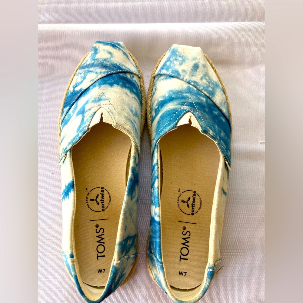 Tom’s Shoes Size 7, in excellent condition!